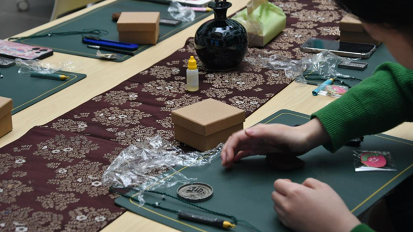 传统文化系列丨海棠4号书院古法香牌制作教学活动圆满结束 - 西安电子科技大学 - 一站式云平台