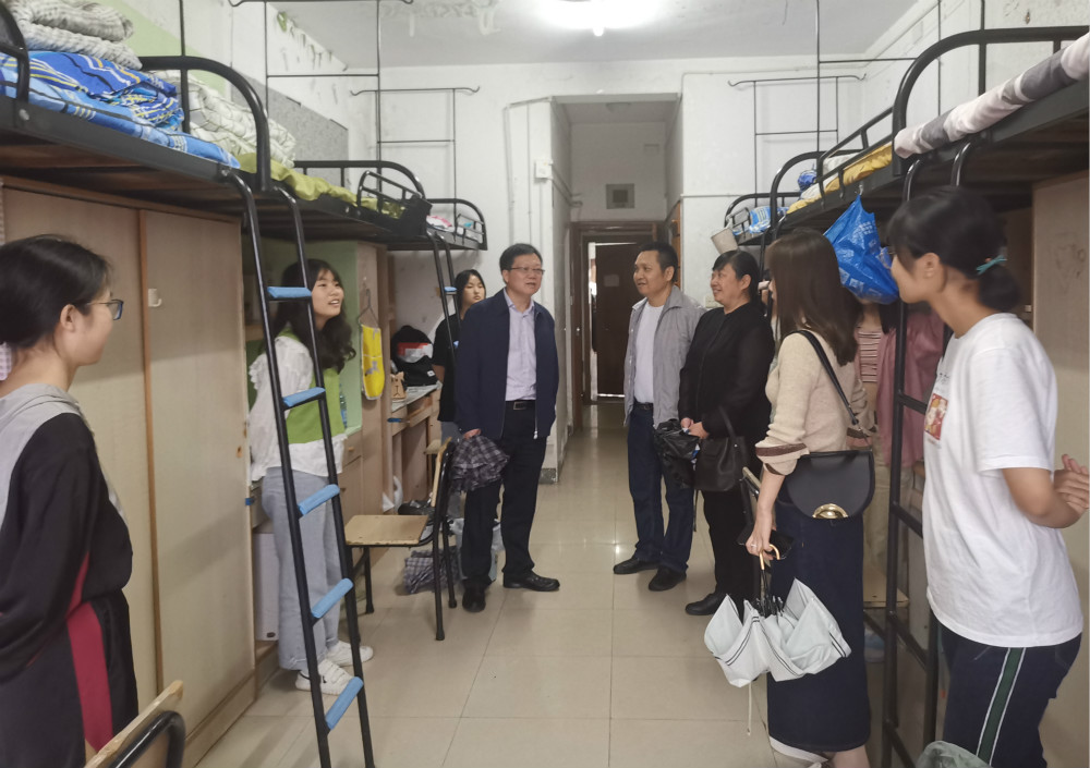 刘建民副校长带队走访公共管理学院2020级新生宿舍 - 湖南财政经济