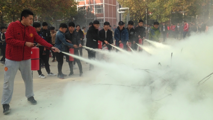 学校在学生社区组织消防演练