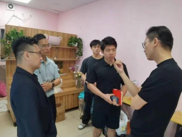 图5 校友深入创业园现场指导.jpg 图5 校友深入创业园现场指导.jpg