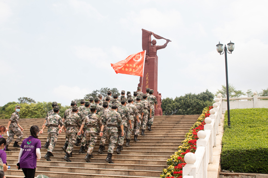 学校退役士兵赴广西烈士陵园祭奠革命先烈.jpg 学校退役士兵赴广西烈士陵园祭奠革命先烈.jpg