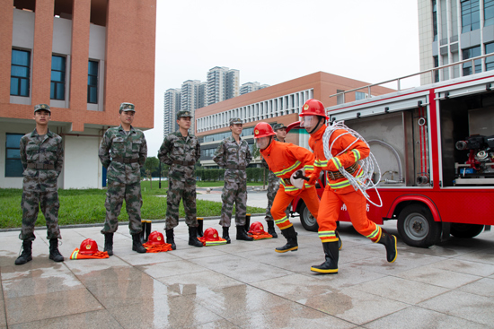 退役士兵参加学校消防演习.jpg 退役士兵参加学校消防演习.jpg