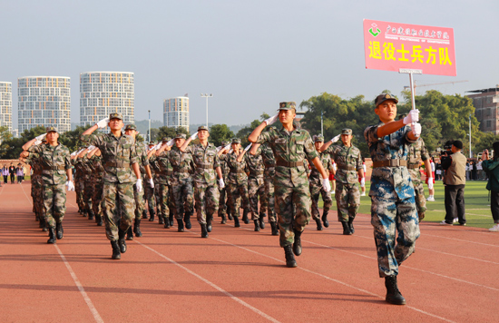 学校运动会上的退役士兵方队.jpg 学校运动会上的退役士兵方队.jpg