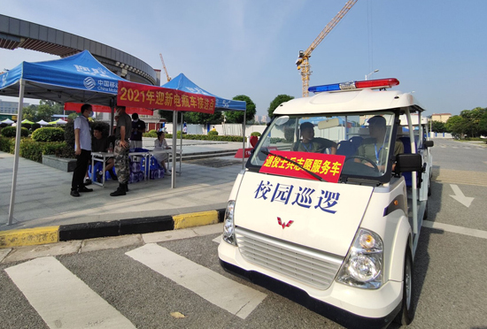退役士兵志愿服务车为师生提供服务.jpg 退役士兵志愿服务车为师生提供服务.jpg