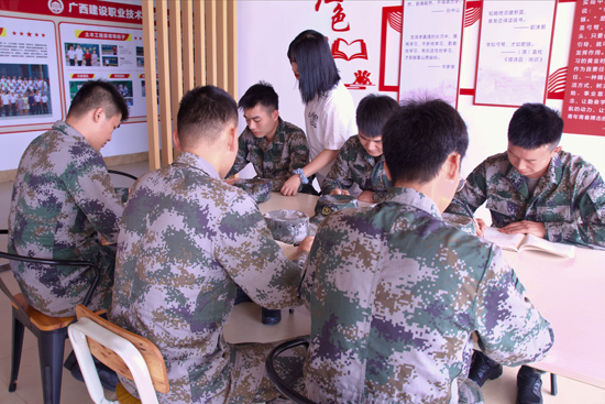 退伍士兵在学习.jpg 退伍士兵在学习.jpg