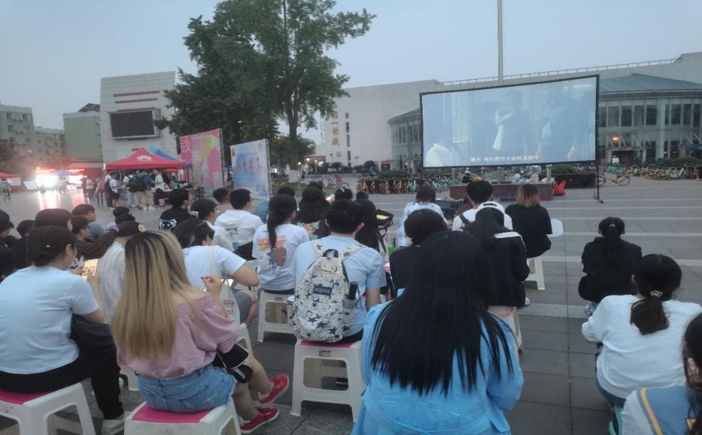 党支部在社区青春广场放映红色电影《袁隆平》.jpg