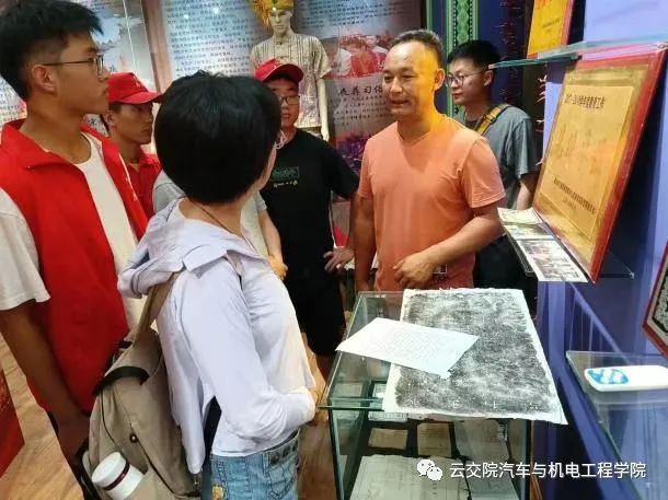 实践团成员参观民族文化传习馆、听取丛岗村党总支书记介绍.jpg 实践团成员参观民族文化传习馆、听取丛岗村党总支书记介绍.jpg