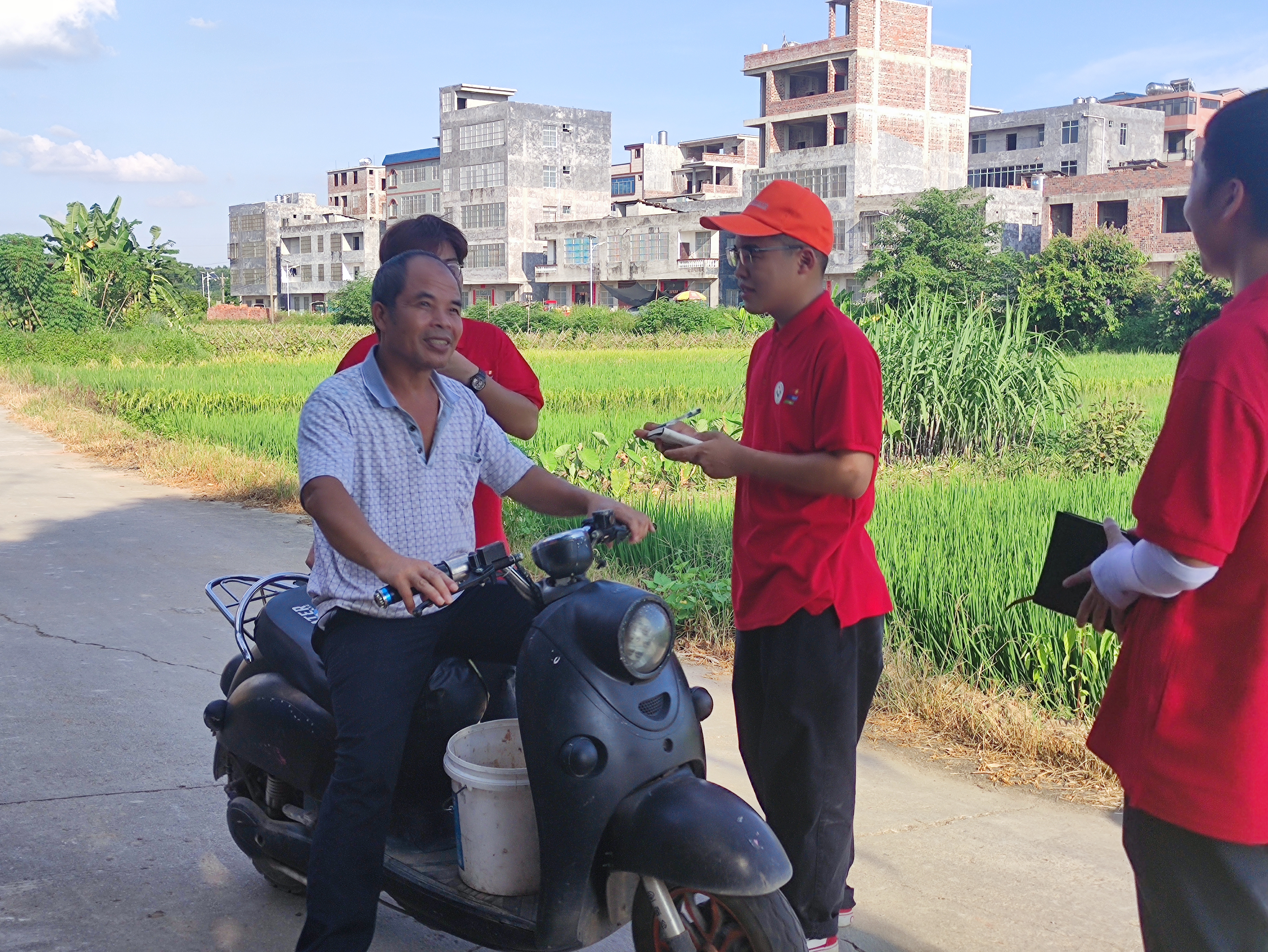 5-实践团成员在田间地头与当地村民进行交流.jpg