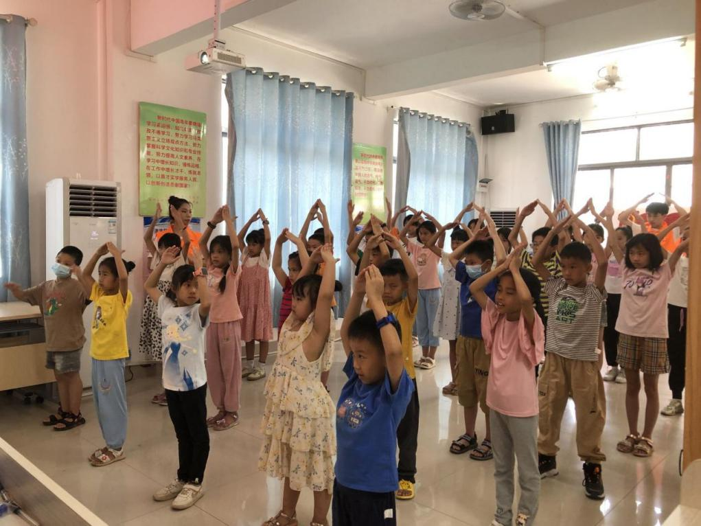 8-小朋友们正在学习《国家》手势舞.png