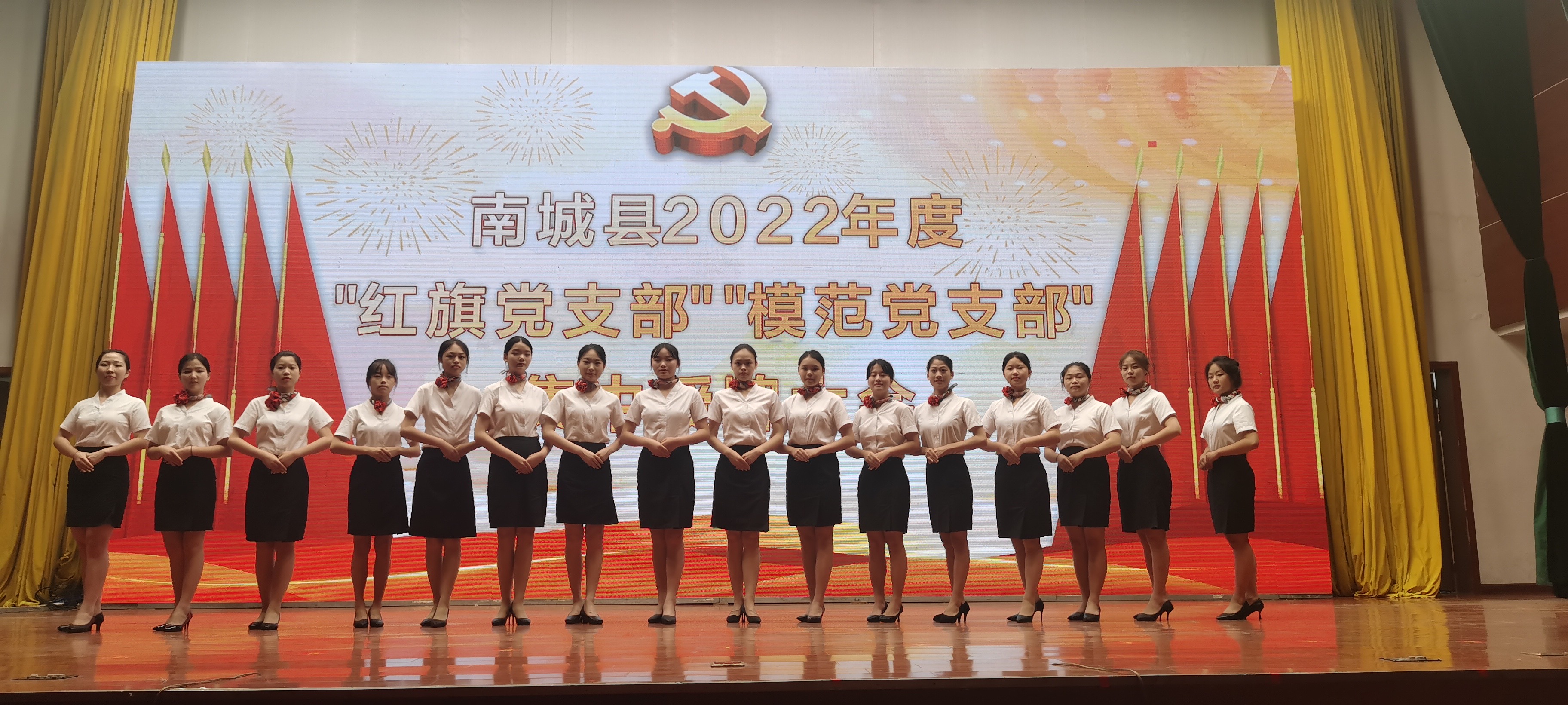 承担礼仪任务.jpg