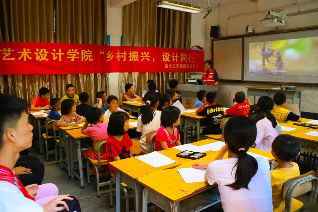 2-实践队学生给小朋友普及水资源保护知识.png