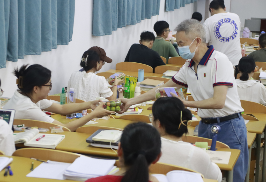 张跃光校长慰问在考研教室学习的留校学生.png