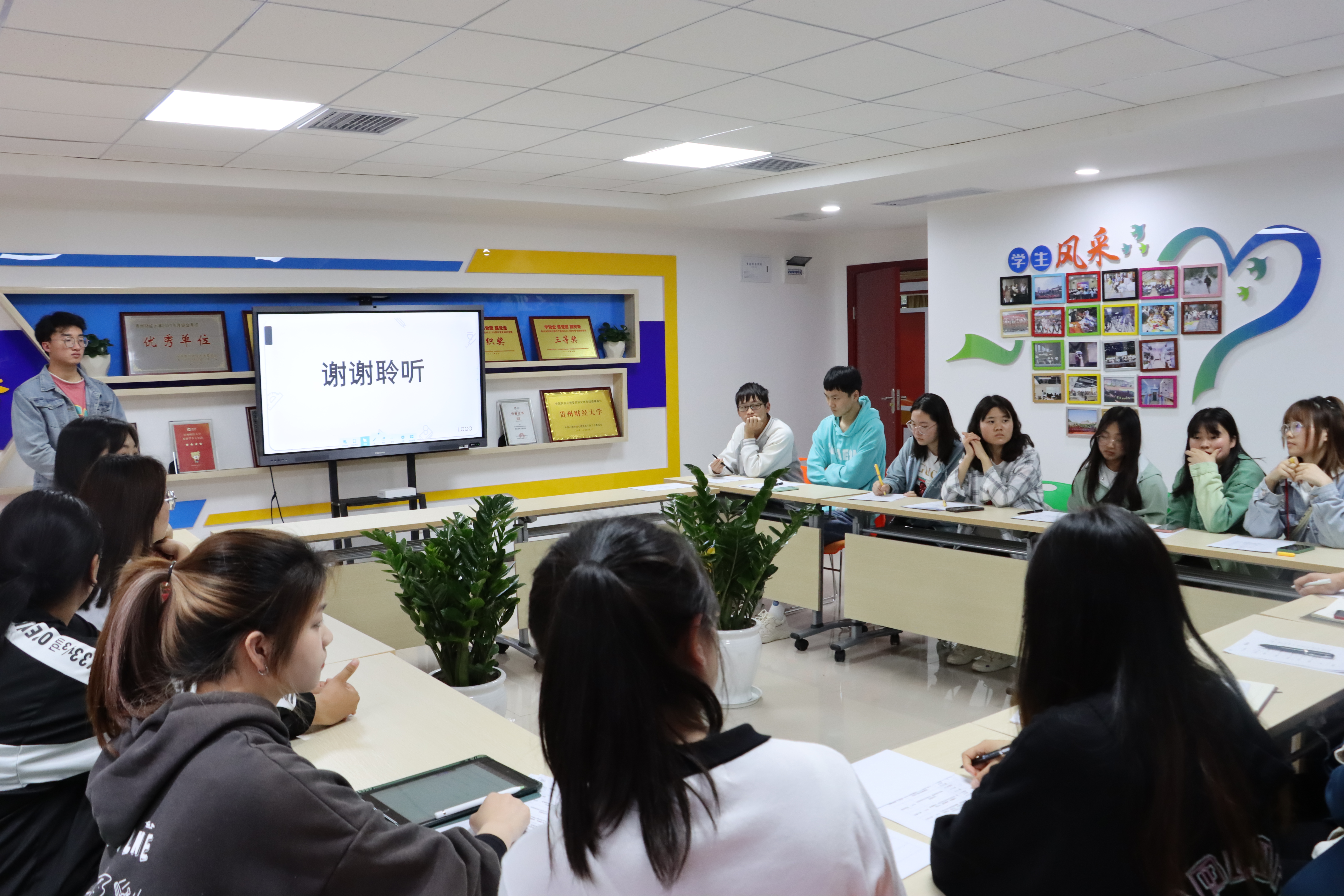 图6 学生在社区公共功能区域举办读书分享会.JPG
