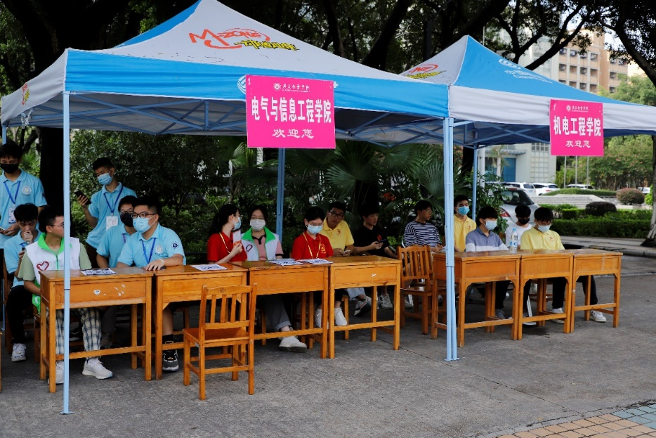 西校区迎新现场.png 西校区迎新现场.png