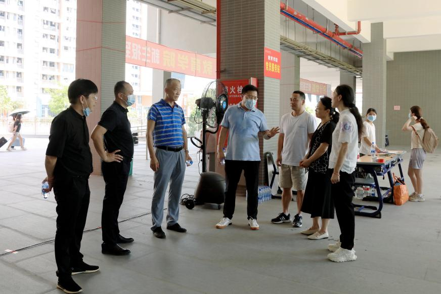 学校领导走访北校区迎新现场.png 学校领导走访北校区迎新现场.png