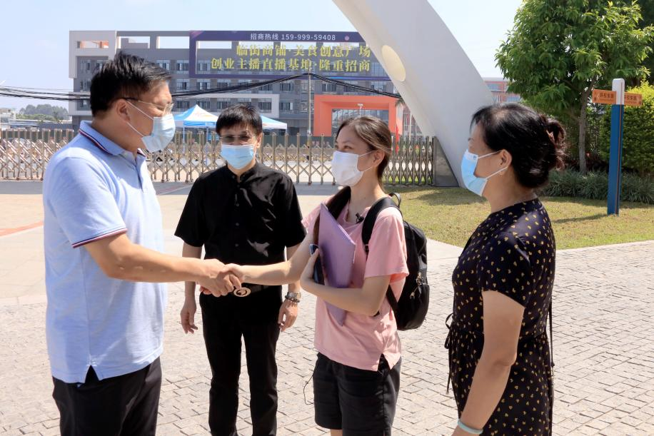 校长黄大乾迎接杨晓婷同学.png 校长黄大乾迎接杨晓婷同学.png