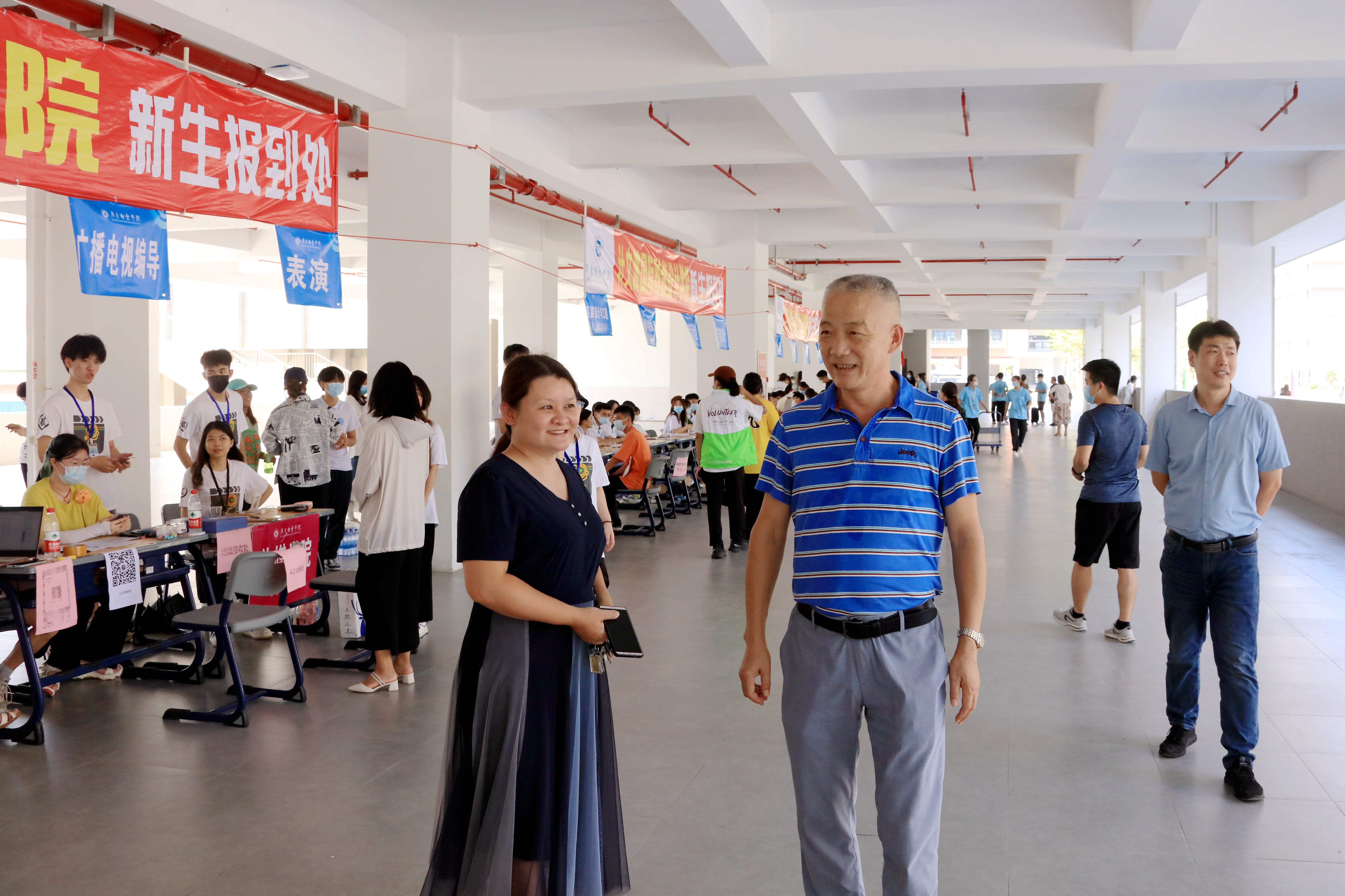 党委书记孙国忠察看迎新现场.png 党委书记孙国忠察看迎新现场.png