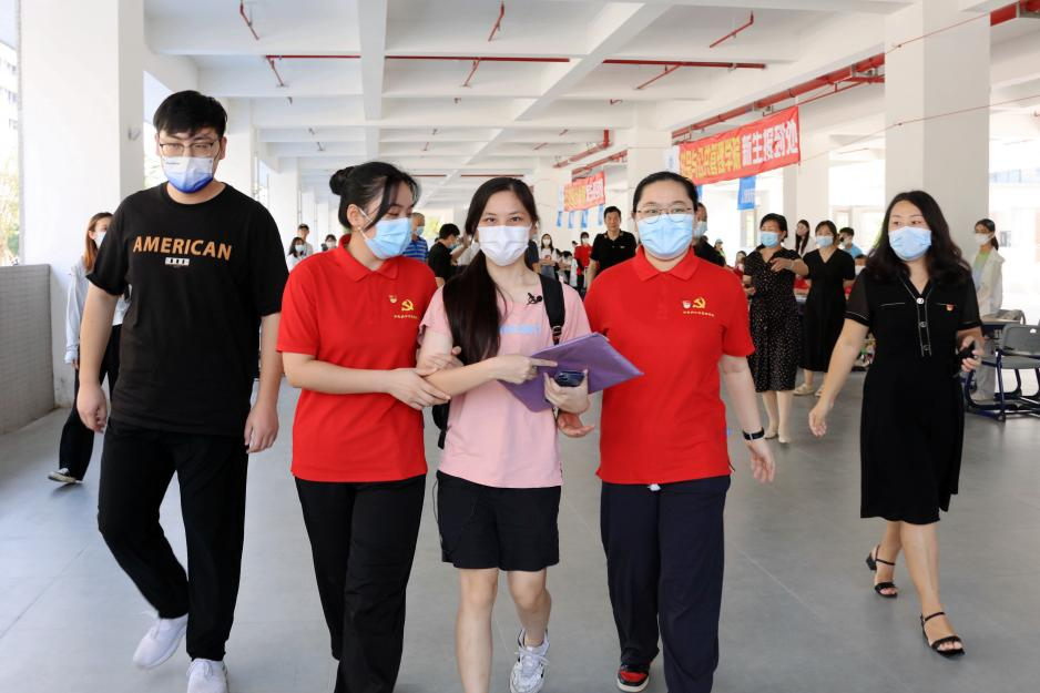 学院书记、辅导员及学生志愿者陪同杨晓婷同学前往宿舍.png 学院书记、辅导员及学生志愿者陪同杨晓婷同学前往宿舍.png