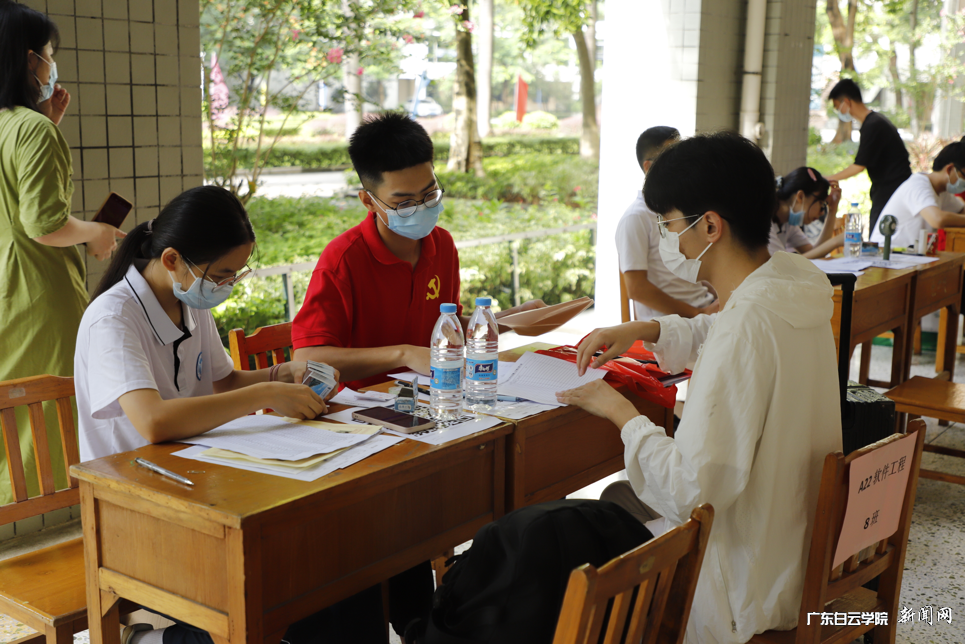 西校区报到现场.png 西校区报到现场.png