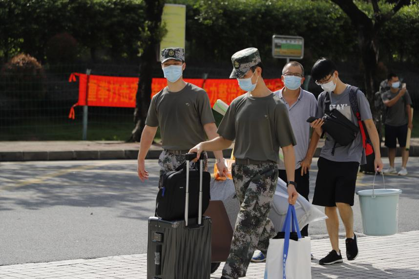 西校区军训教导大队志愿者帮助新生搬行李.png 西校区军训教导大队志愿者帮助新生搬行李.png