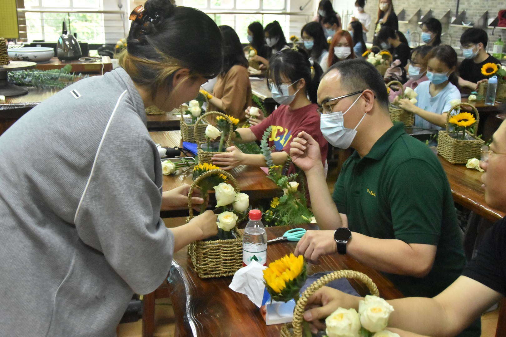 建工学院（水木书院）开展中秋花艺暨劳动实践教育主题活动.jpg