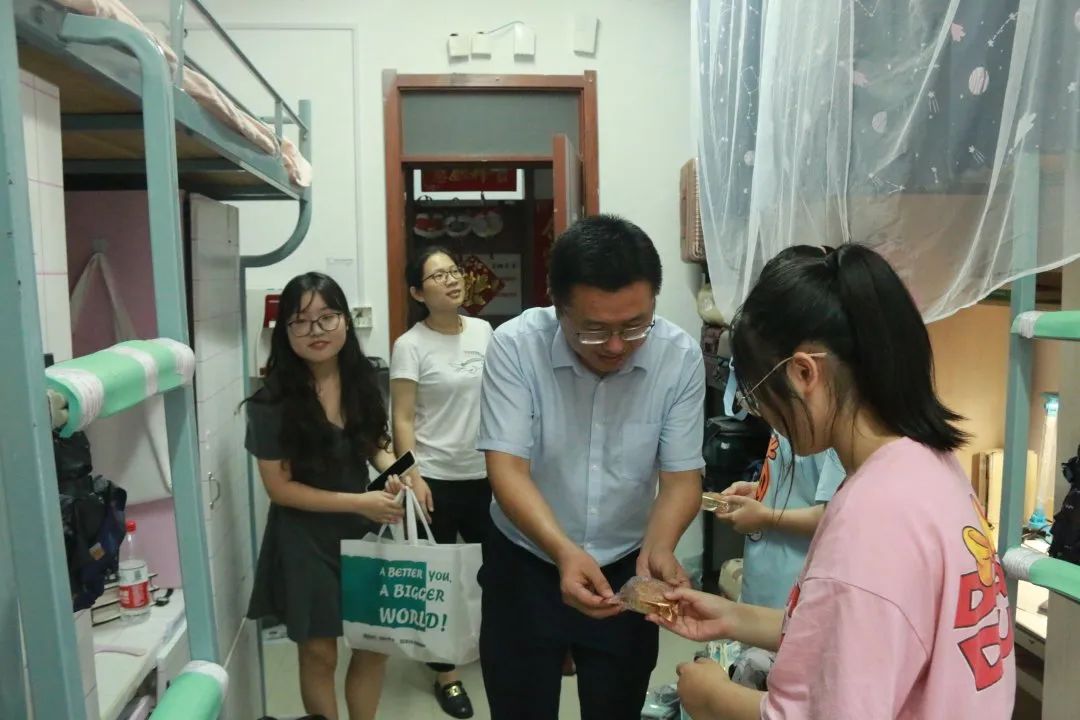 翟书记问候新同学.jpg