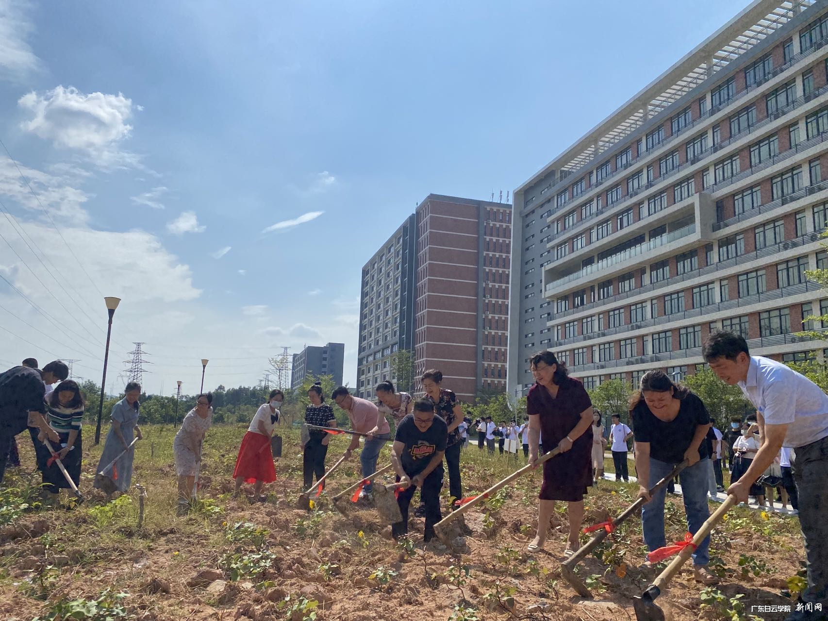 “彩虹谷”农耕实践教育基地“开锄.png