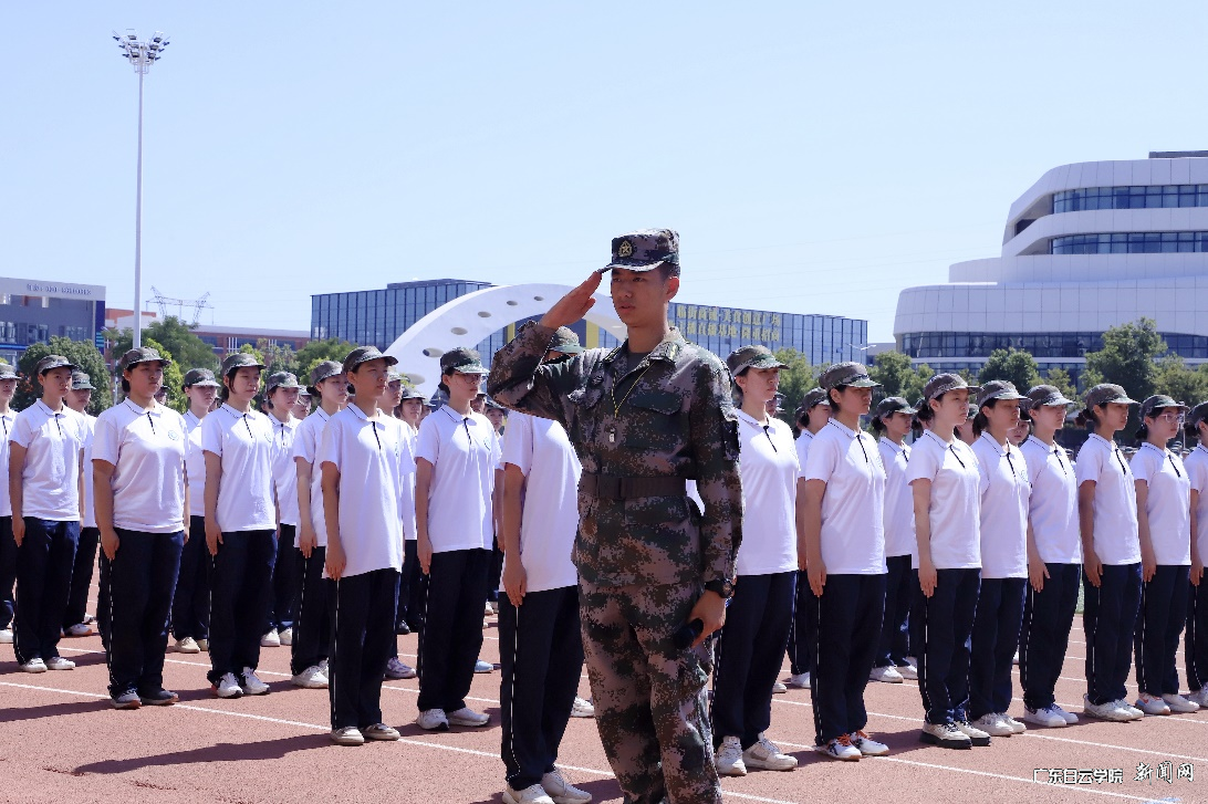 军训学生向学校领导敬礼.png