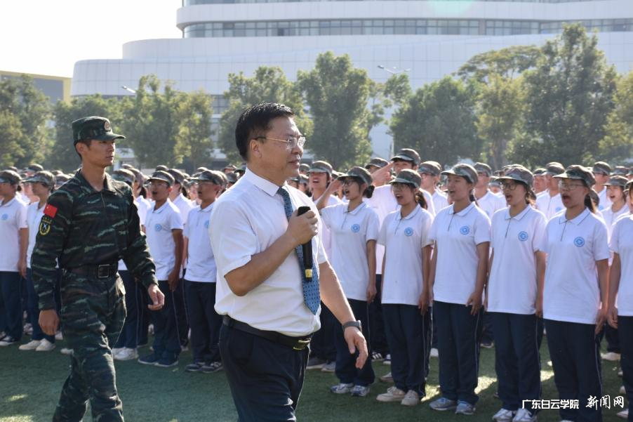 校长黄大乾在北校区检阅军训方队.png