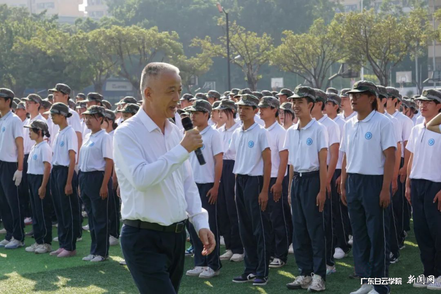 党委书记孙国忠在西校区检阅军训方队.png