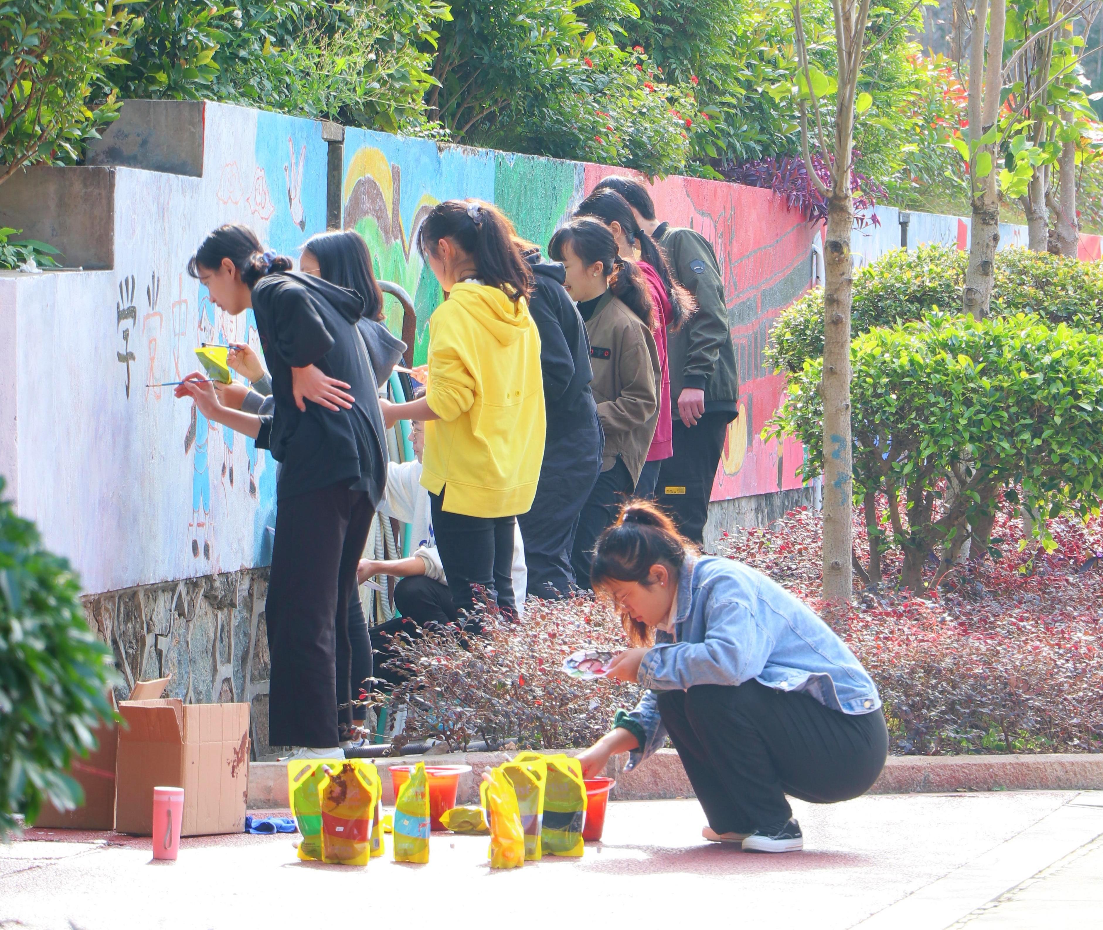 3-5学生社区开展红色主题墙绘活动.jpg