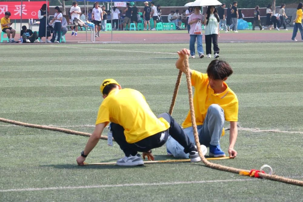 红旗飘飘，哨声飞扬；工作人员服务忙