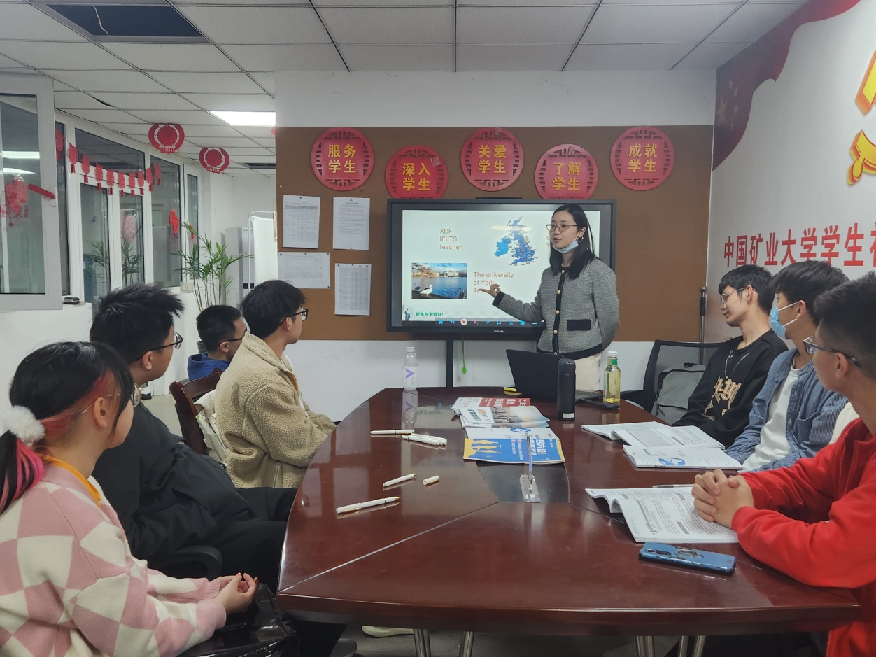 王笑老师主讲.jpg 王笑老师主讲.jpg