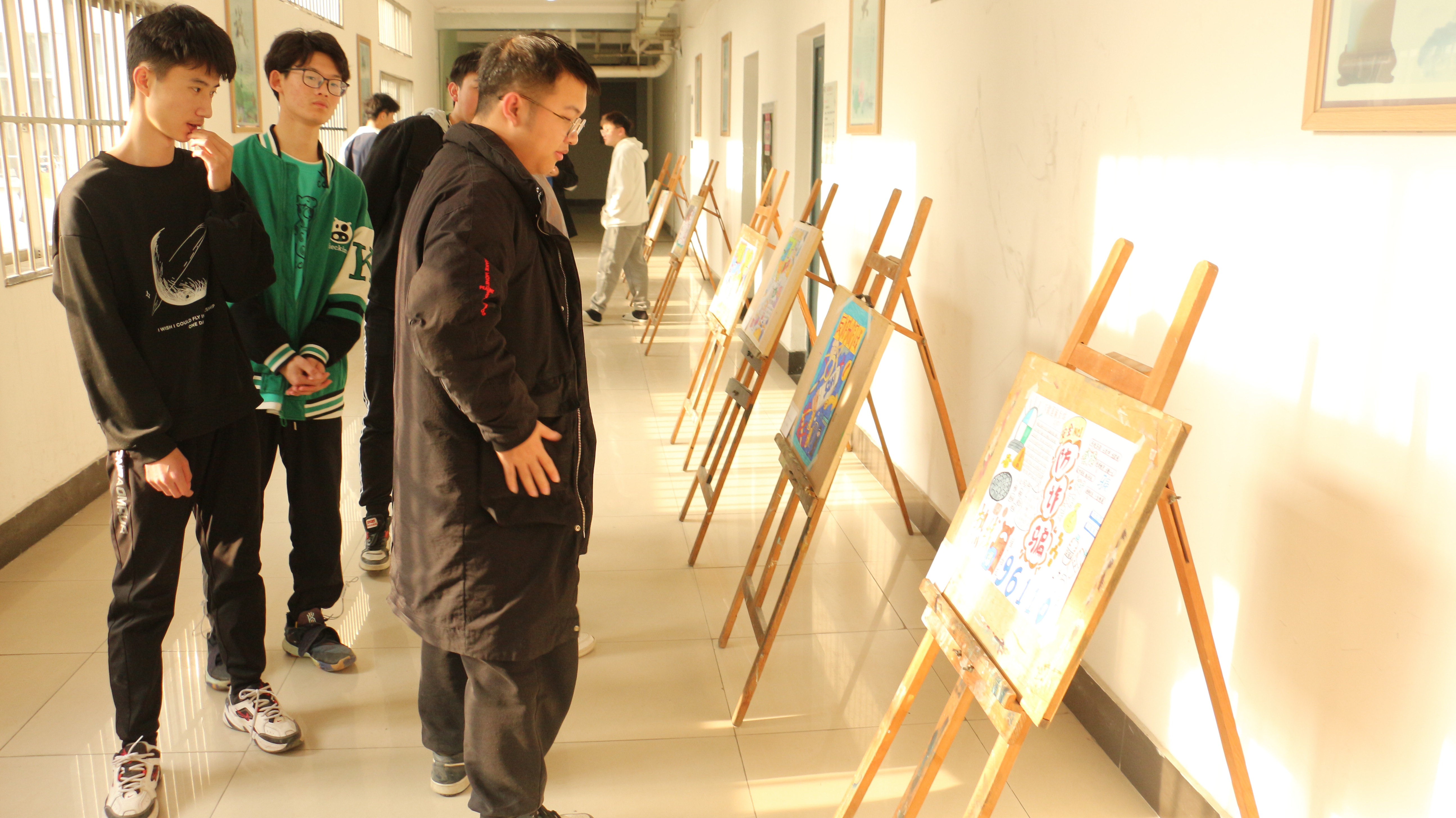 4、学生观看连廊处画展.JPG