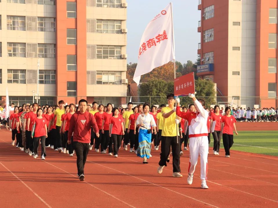 2022年11月26日，数商健儿在江苏经贸职业技术学院70周年校庆暨第32届运动会上勇夺佳绩。