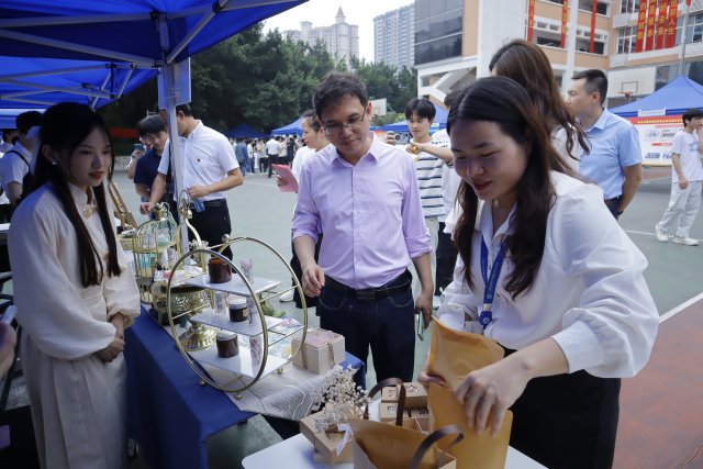 3.学校领导参观技能展示.JPG