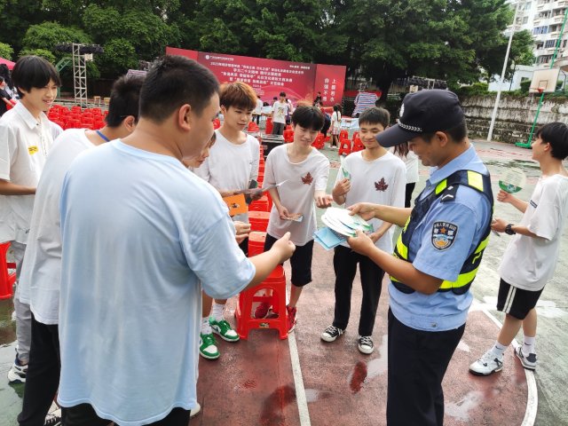 民警发放宣传片.jpg