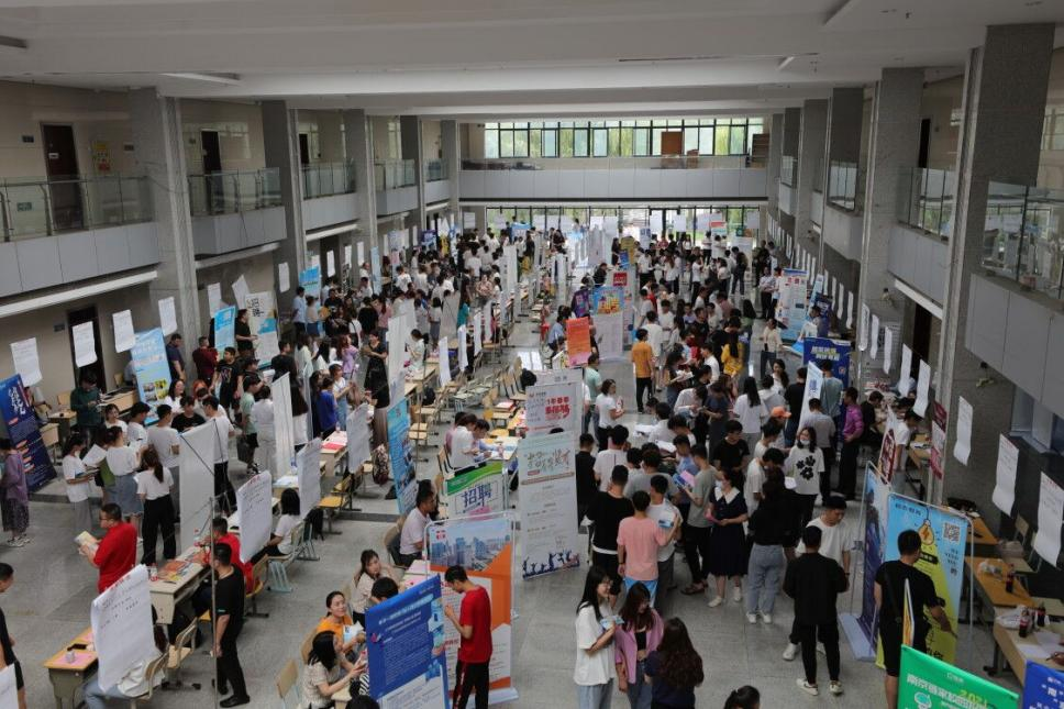 学校开展“名企优岗进校园”“优秀学子看港城”“就业创业指导进校园”等毕业生留连就业系列活动.png