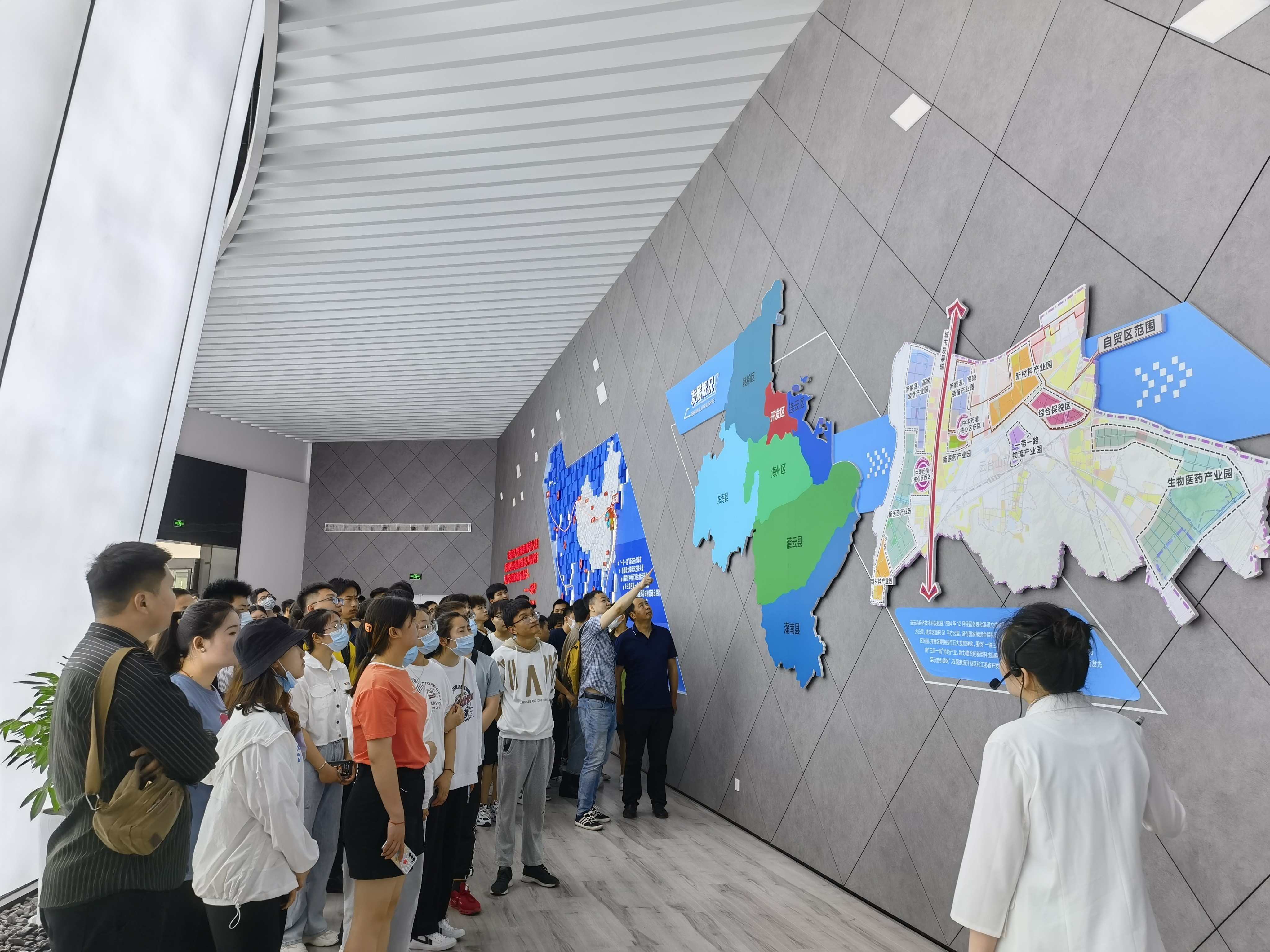 学校开展“名企优岗进校园”“优秀学子看港城”“就业创业指导进校园”等毕业生留连就业系列活动2.jpg