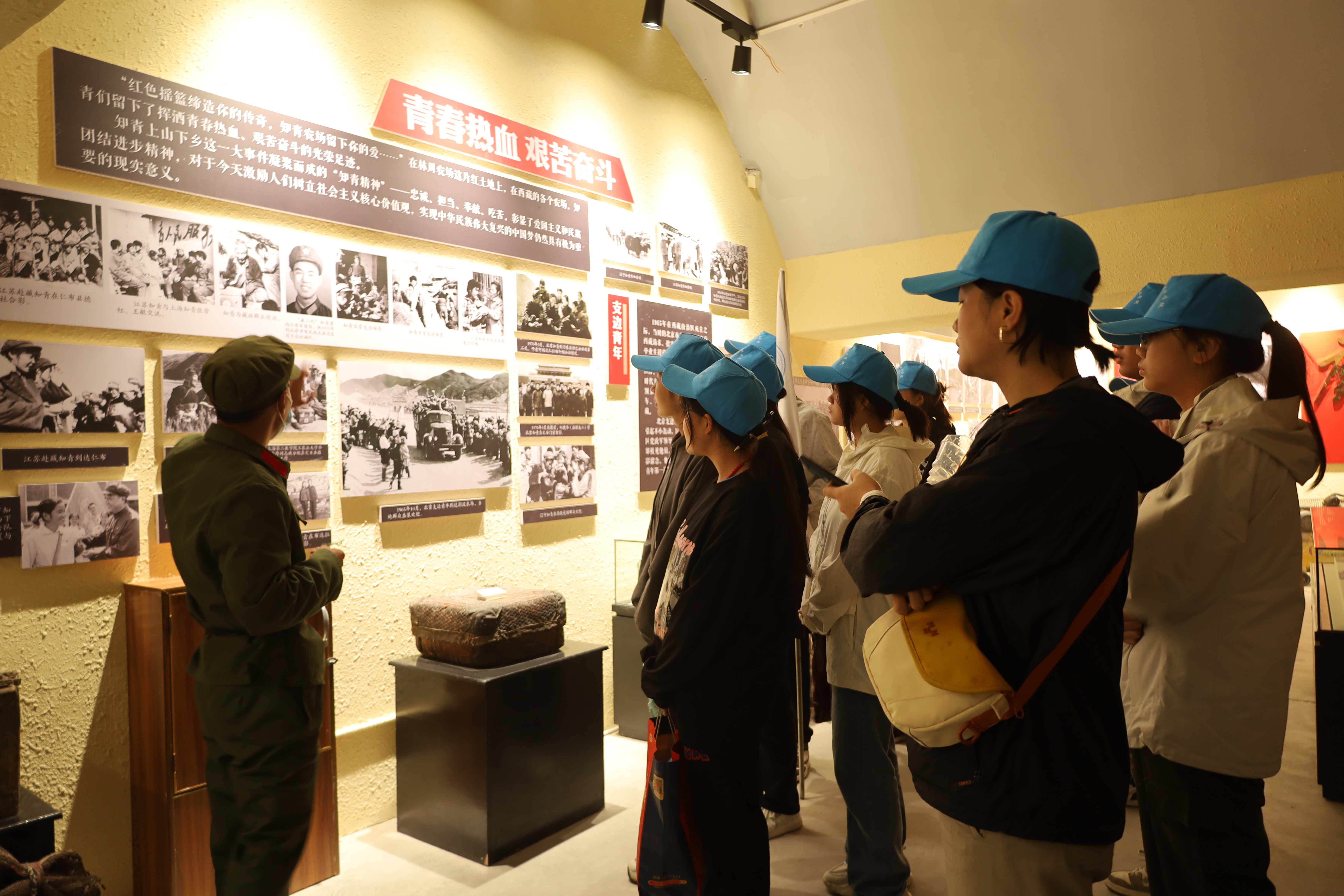 5.图为团队成员参观学习农周林场展览馆.jpg