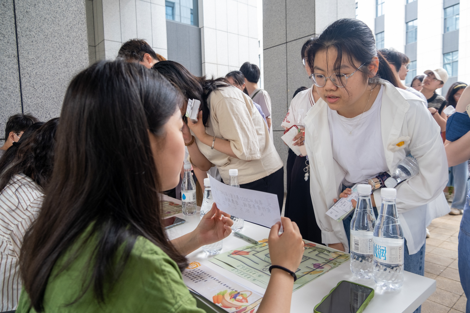 同学在进行长江大保护答题活动（学通社记者 王博炜 摄）