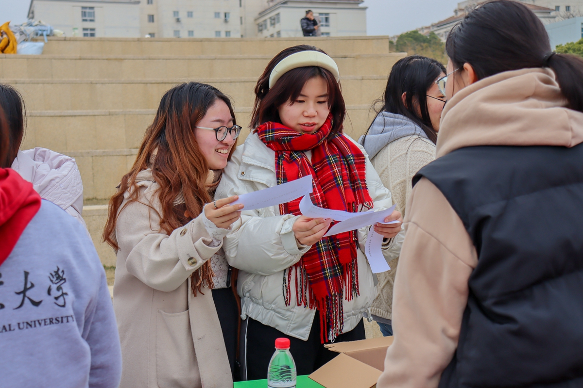 同学们高兴地回答问题（学通社记者  张欣  摄 ）