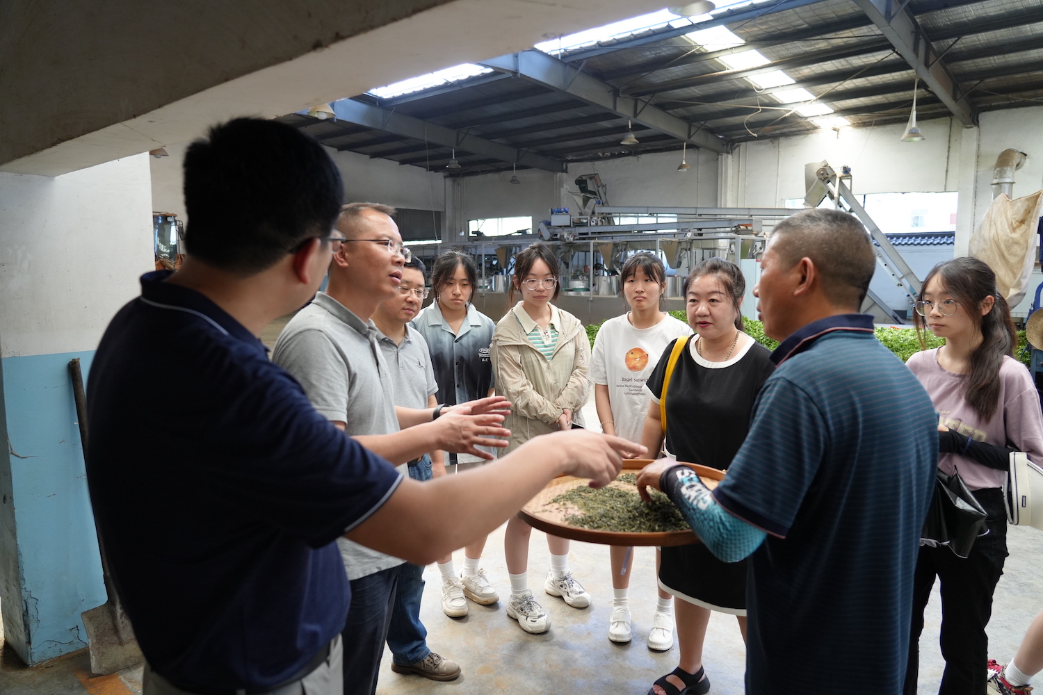 文法学院师生在宜都市五宜生态茶叶有限公司茶叶加工车间调研（记者 晏华华 摄）