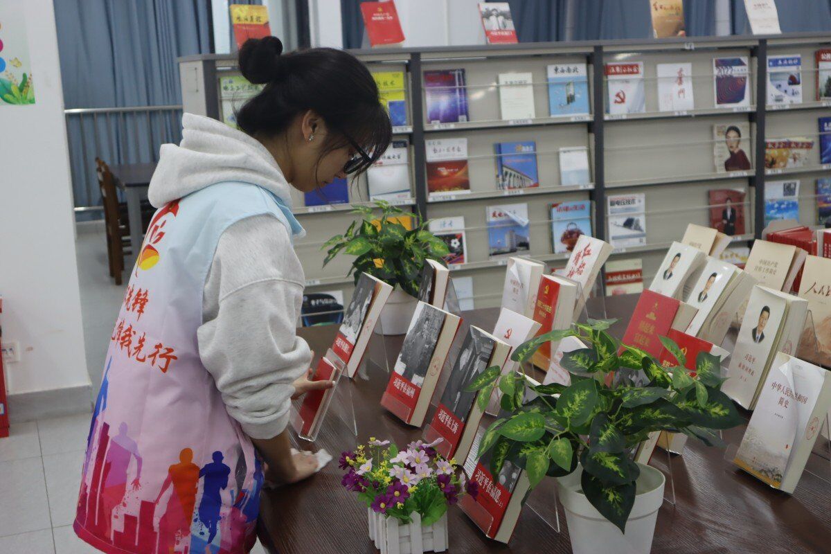 能环学院学生党支部组织“环先锋”成员开展了”爱心沐书香，雷锋正能量“图书馆劳动清洁活动-2.jpg