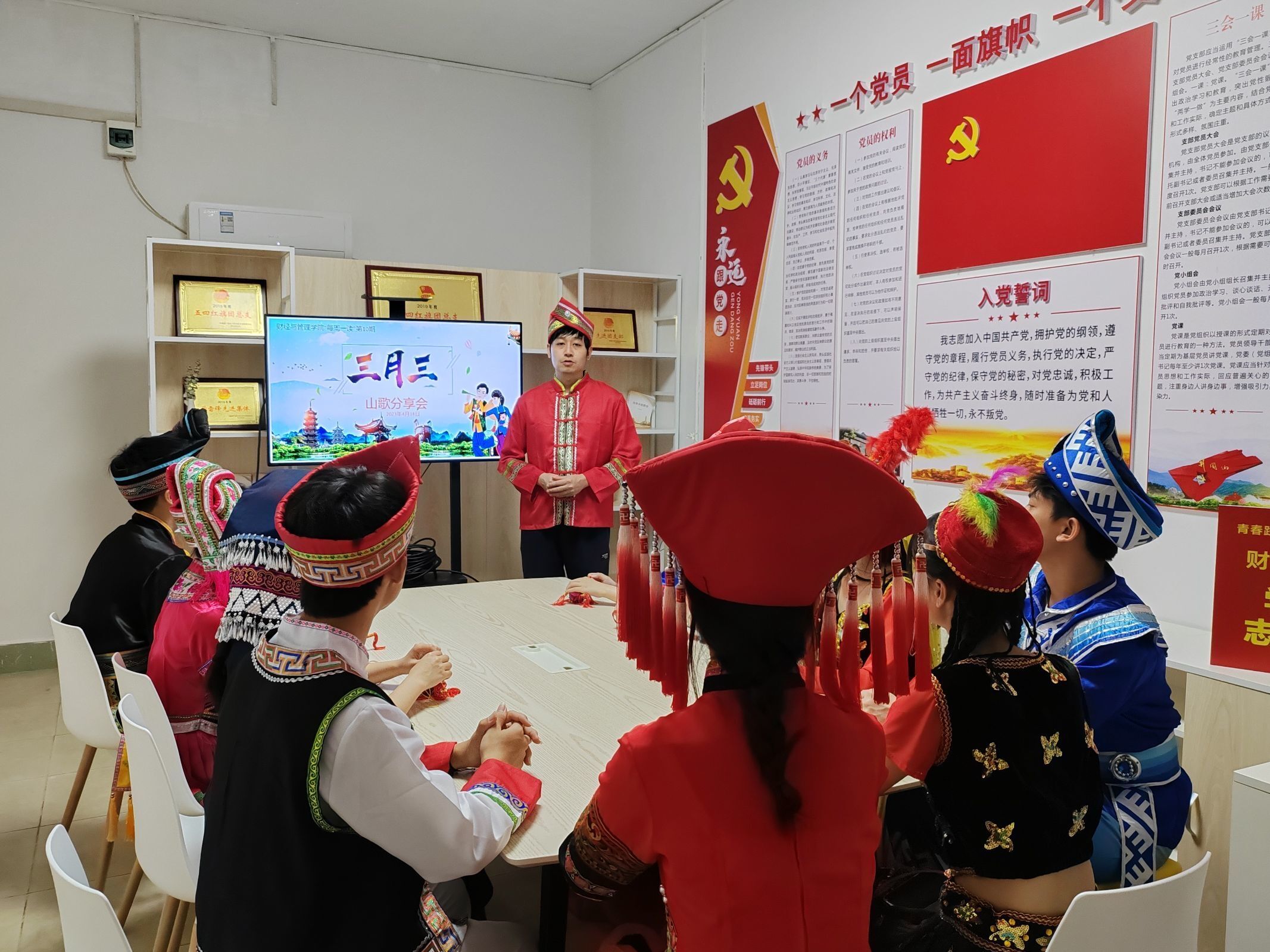 配图3：梁栋老师带领各族青年开展山歌分享会.jpg