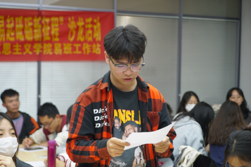 学生分享学习心得体会。