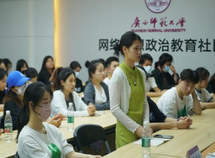 文学院/新闻与传播学院张同学说：“张老师在短短的1个小时里，用通俗的例子，温和的语言，自己教书育人的故事，告诉我们一个道理：’孝悌’和’仁爱’都是仁德的基本内容，也是中华民族传统文化的集中体现，我们作为新时代的大学生，应该要好好感受和学习、传承与弘扬中华民族传统文化，这些传统文化才能一代代的传下去。”