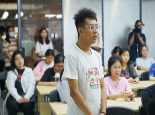 音乐学院温同学说：“此次活动通过张老师对孔子“仁学”思想的详细释义，以及论述儒家“孝悌”与“仁德”的关系，让我对孔子的核心思想，对“孝”、“仁”等概念有了更深入的理解，对孝和仁的关系、如何提升个人学习修养有了更进一步的认识，我们的学习不仅仅是学习知识，更需要从知识中提炼提升自我学习修养的本领，更好的成长。”