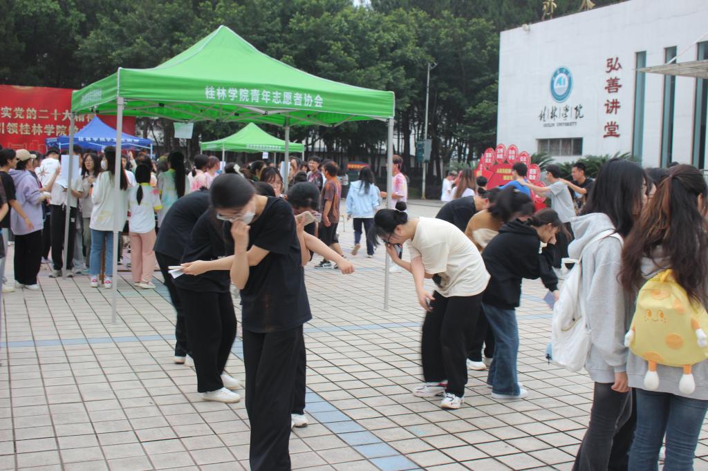 同学们进行各式各样的游戏打卡环节2.jpg