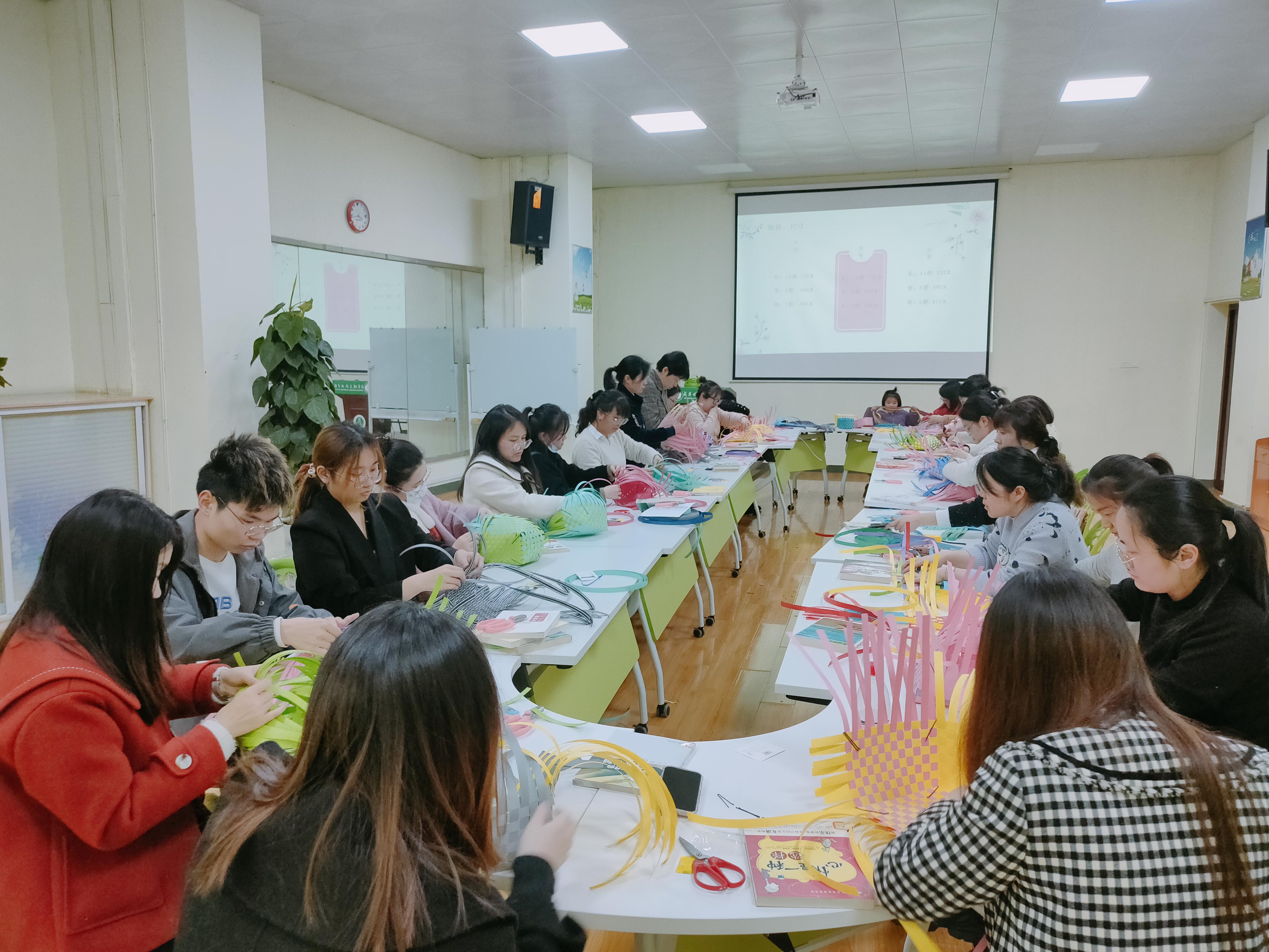 团队成员在“一站式”学生社区为我校教职工组织了“编织收纳盒”团体辅导活动，帮助教职工提高心理健康素养，切实缓解教职工在工作和生活中的心理压力。